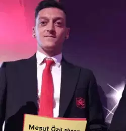 Mesut Özil shows his Arsenal pride with a tuxedo and yellow card meme