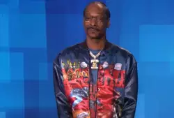 Snoop Dogg Throws His Hands Up 