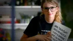 When Taylor Swift smiles and holds up a note on drawing paper, you can feel the calm, happy, and thrilling energy meme
